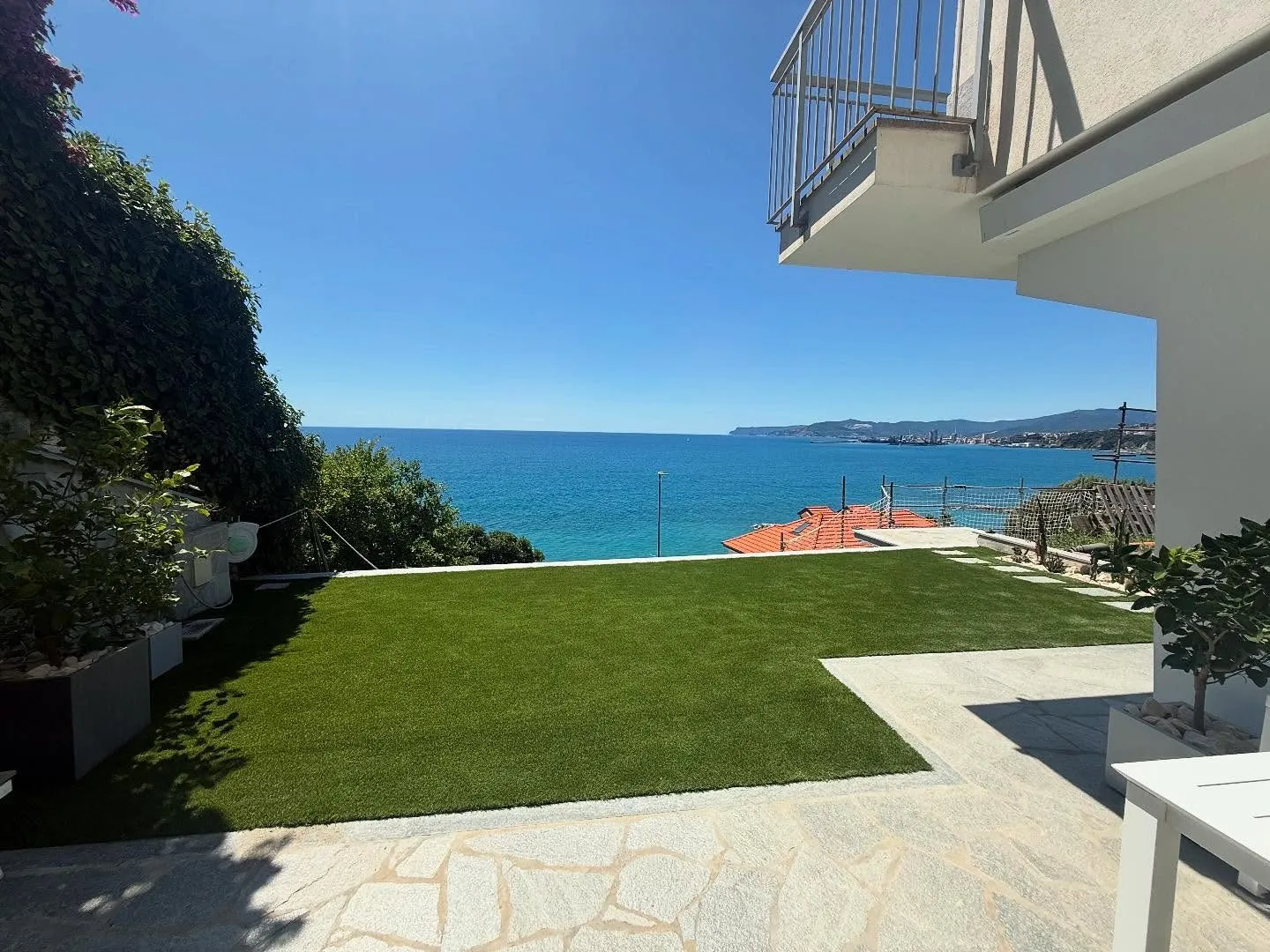 Terrazzo con prato sintetico e vista sul mare ad Albisola Marina