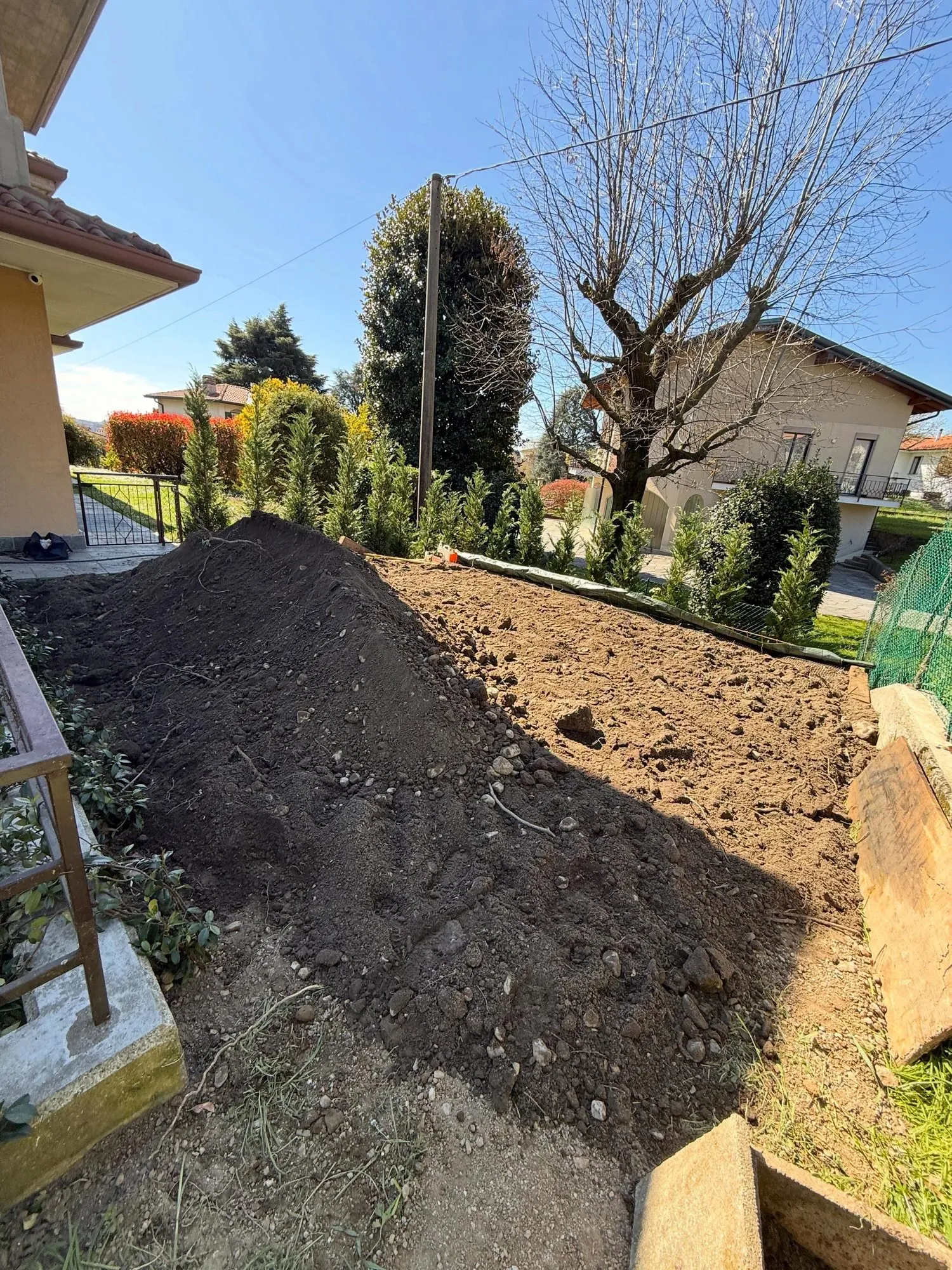 Giardino con terra armata, aiuole e prato a rotoli, foto 5