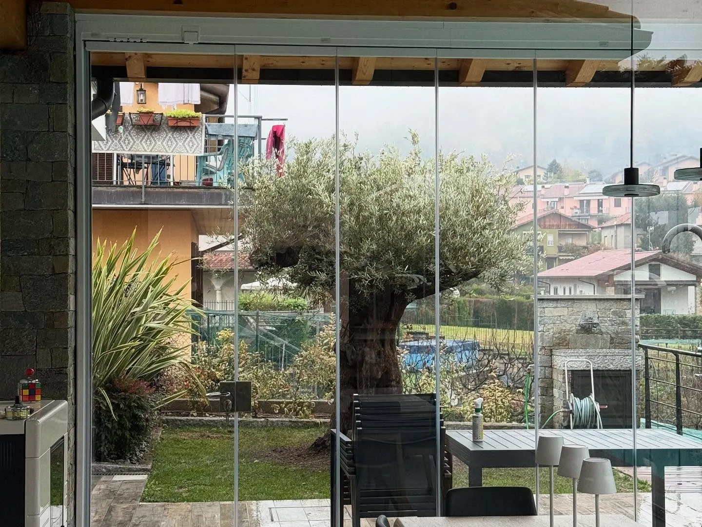Sollevamento con gru e messa a dimora di un ulivo secolare, foto 5