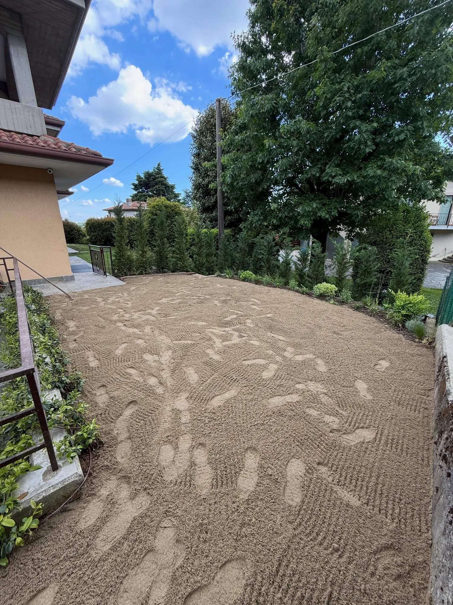 Giardino con terra armata, aiuole e prato a rotoli, foto 8