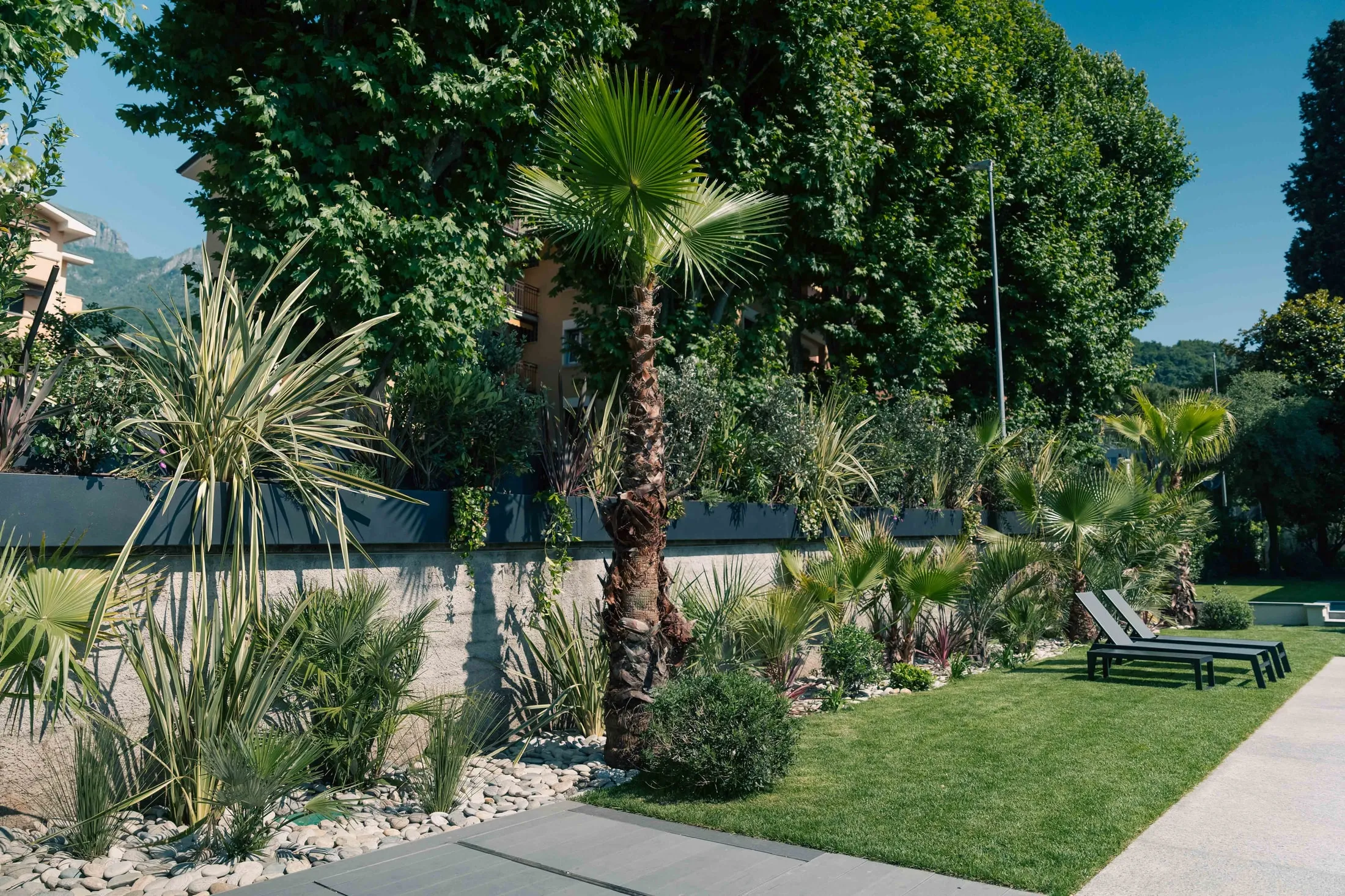 Progetto di garden design Easy Garden con aiuole e percorsi curati